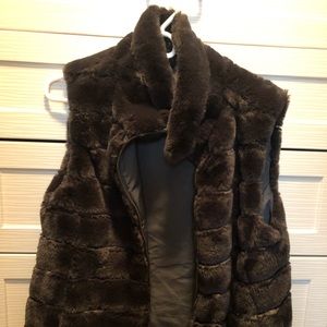 Dylan faux fur black vest -large